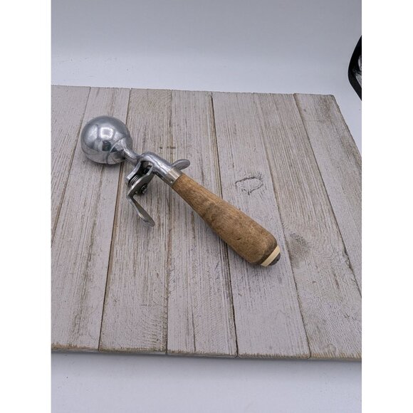 Vintage Benedict Indestructo Size 24 Wood Handle Ice Cream Scoop 2" Scoop No. 14 - Picture 5 of 7